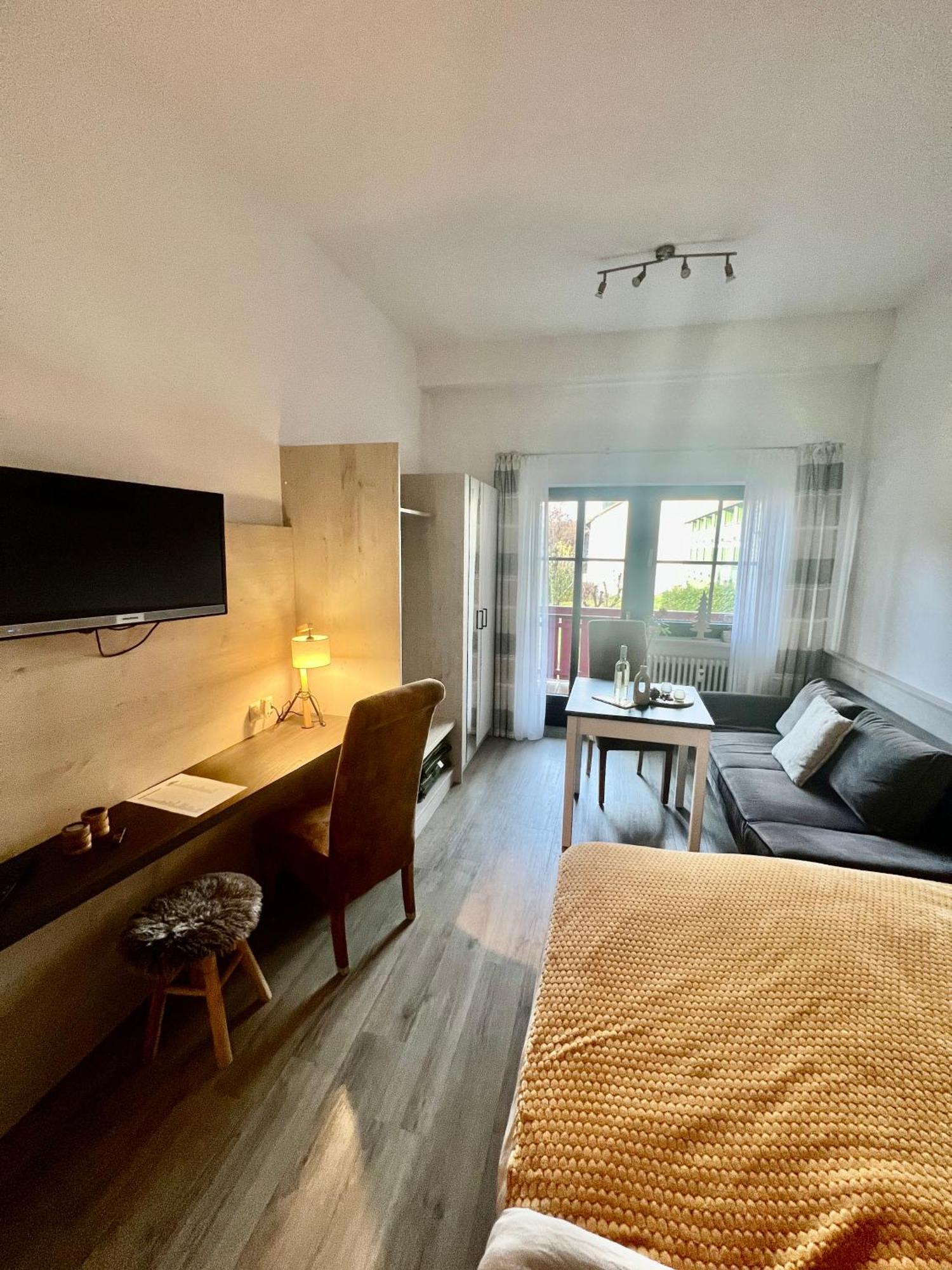 Wunderschoenes Apartment Mit Bademantelgang Zur Wohlfuehltherme บัด กรีสบาค ภายนอก รูปภาพ