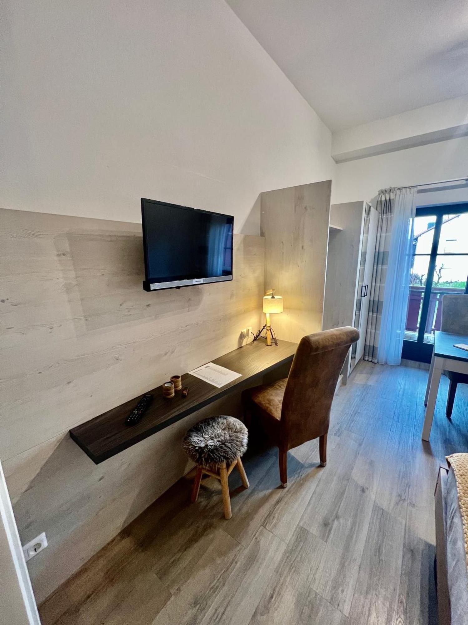 Wunderschoenes Apartment Mit Bademantelgang Zur Wohlfuehltherme บัด กรีสบาค ภายนอก รูปภาพ